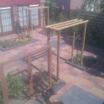 nieuw aangelegd terras met pergola's